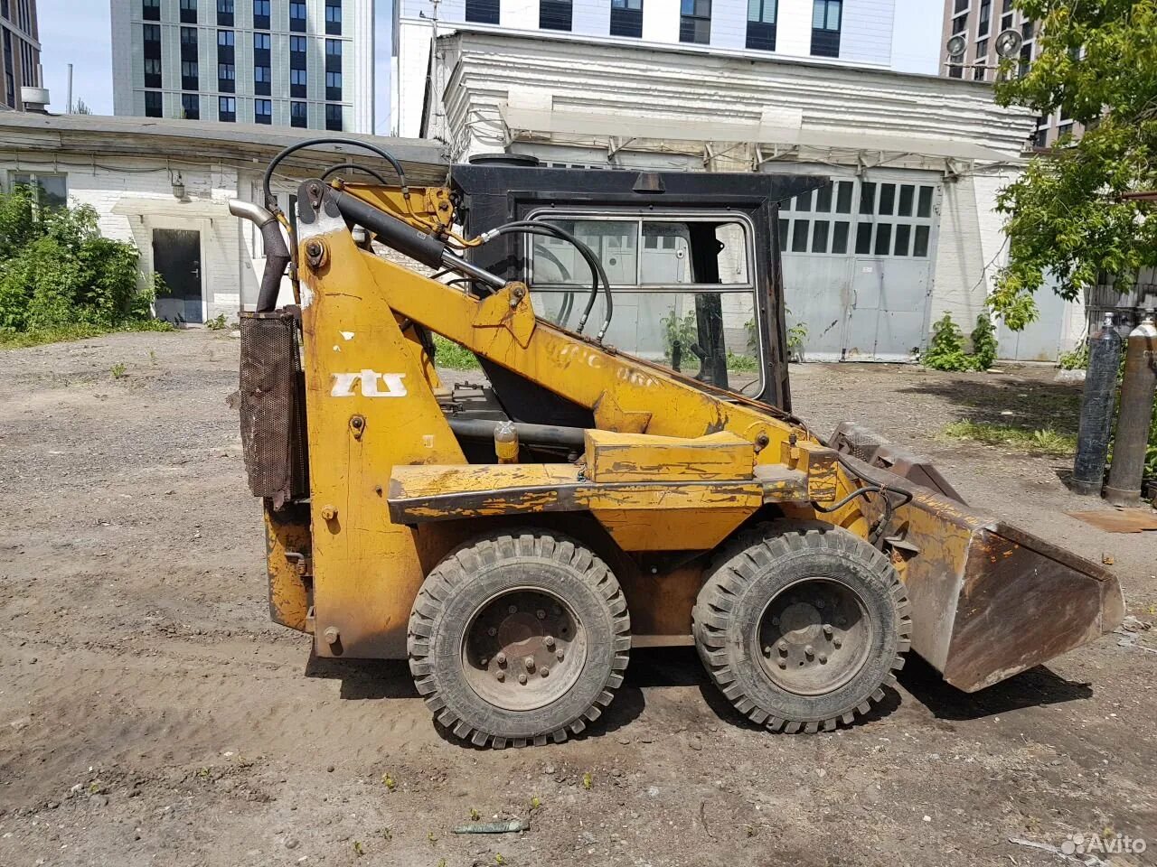Мини погрузчик унц 060. Zts unc 060. Тротуарный погрузчик unc060. Погрузчик 60. Zts unc 060.