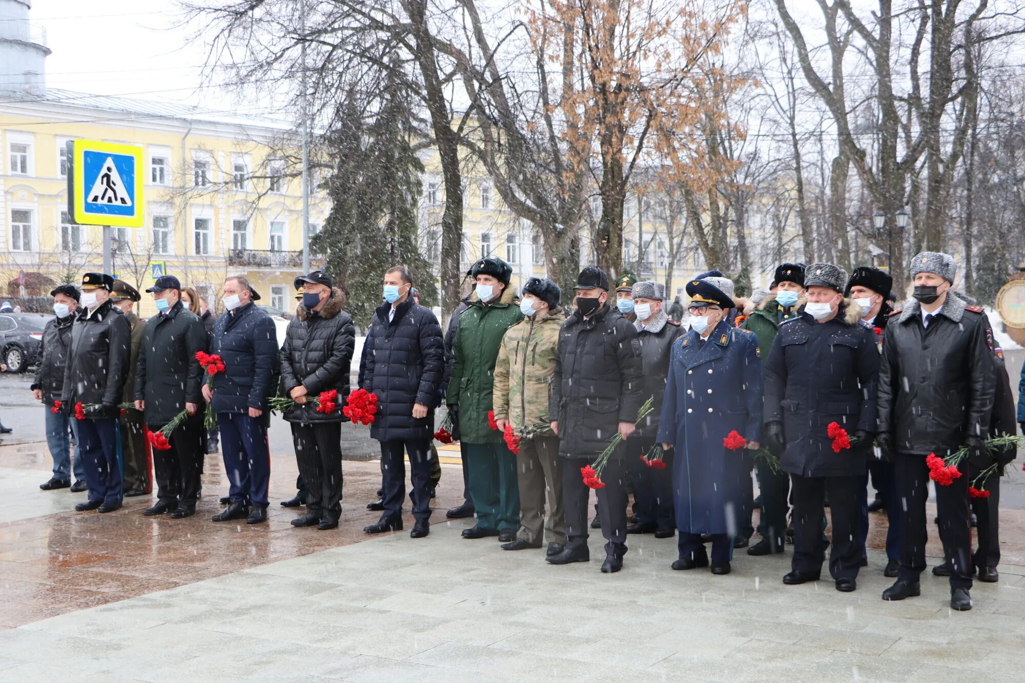 Митинг с возложением к 23 февраля. Оренбург возложение цветов 22 февраля. Митинг посвященный Дню защитника Отечества в Балтийске 2024. День защитника Отечества Вологда митинг. Митинг посвященный 23 февраля