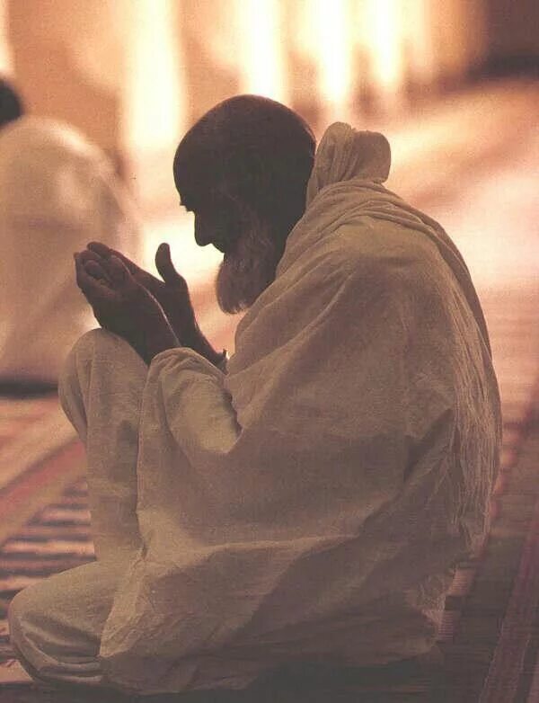 Мольба дуа. Мусульманин молится. Человек молится.