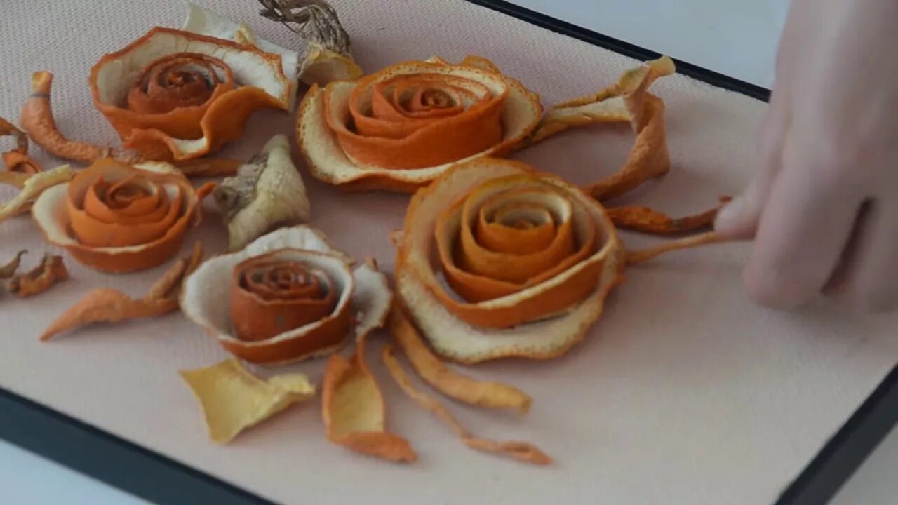 Что сделать из апельсиновых корок. Цветы из апельсиновых корок. цветок из апельсиновой кожуры. розочки из апельсиновых корок. розы из апельсиновых корок.