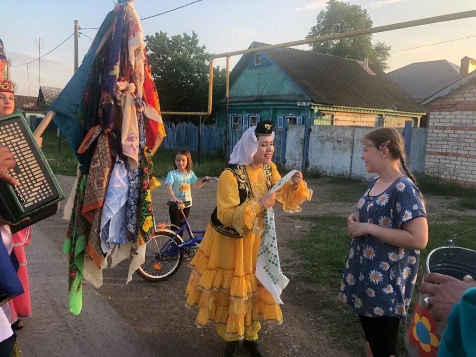 Подарки для сабантуя на шесте. Сбор полотенец на сабантуй. Ритуал сбора подарков сабантуй. Подготовка к сабантую в деревне. Сабантуй азнакаево.