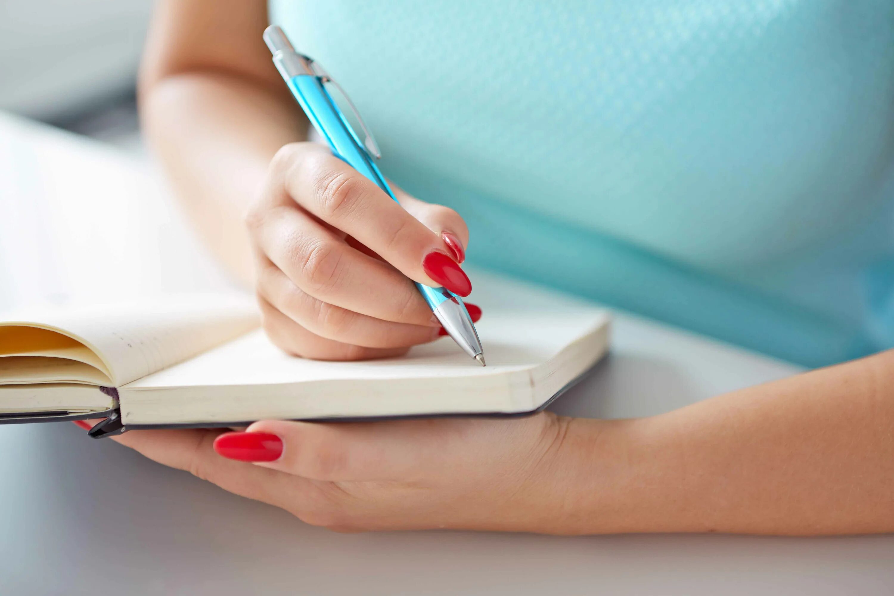 Писать удовлетворение. Рука записывает в блокнот. Рука с ручкой. Что записать в блокнот для девочек. Блокнот в руках.