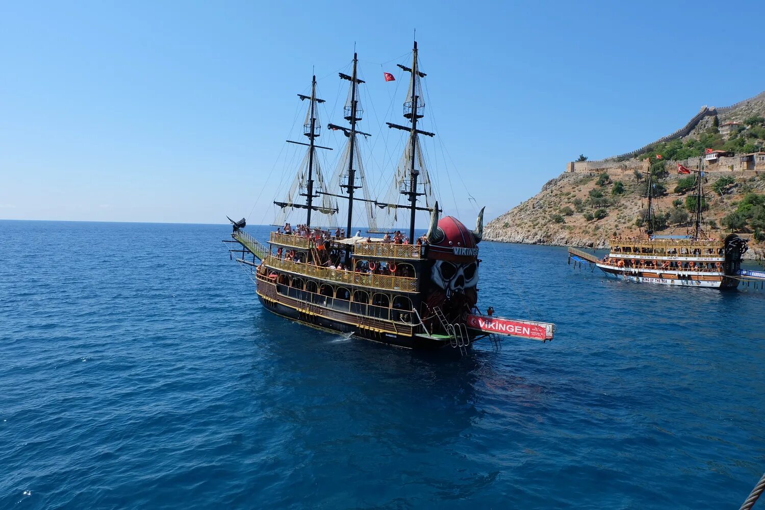 Kemer pirate boat tour. Пиратский корабль турция кемер. Корабль барбосса алания. Анталья корабли. Пиратес кемер.