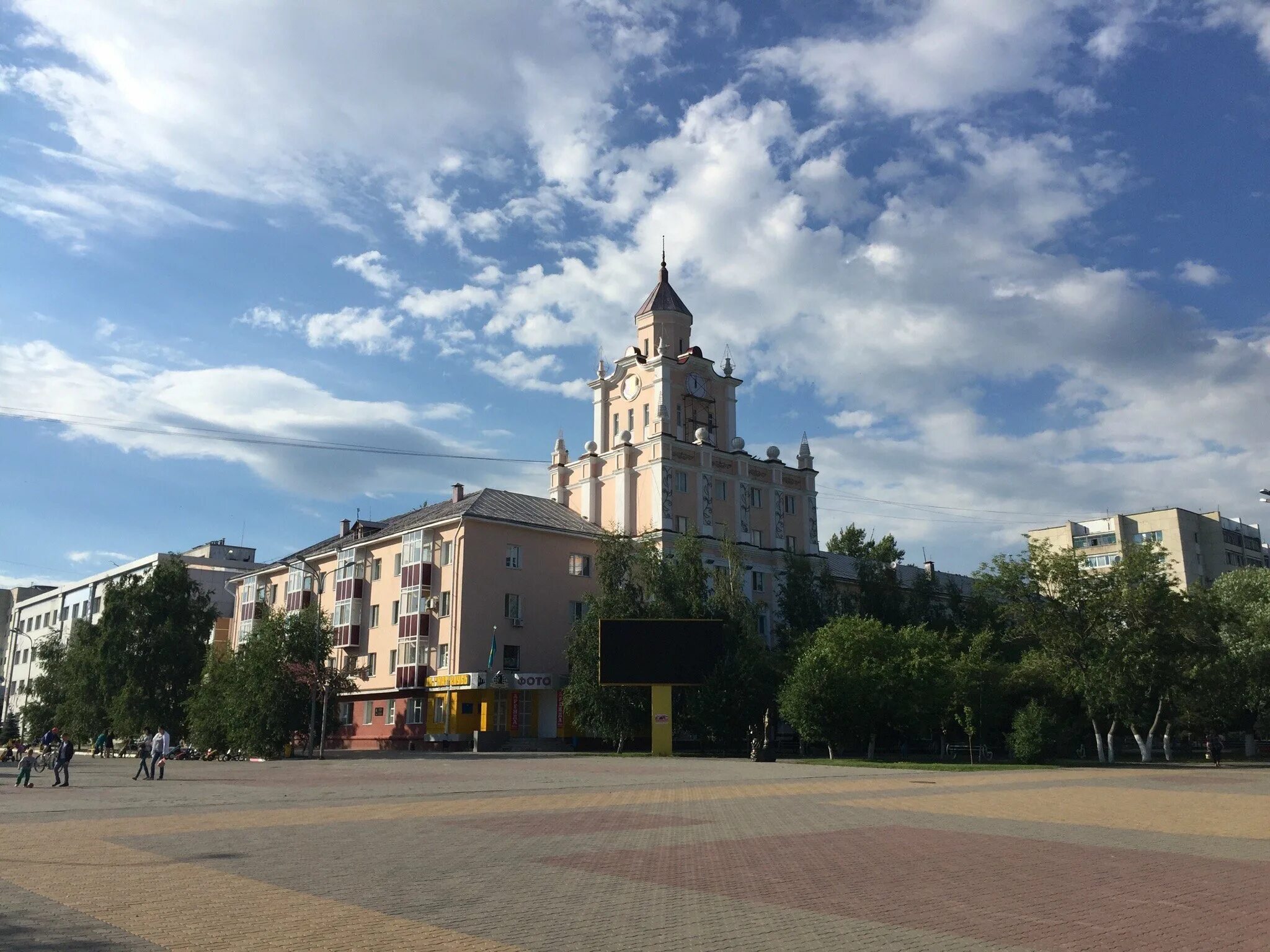 Костанайская часовая башня. Костанай Казахстан. Башня с часами Костанай. Костанай Казахстан достопримечательности.