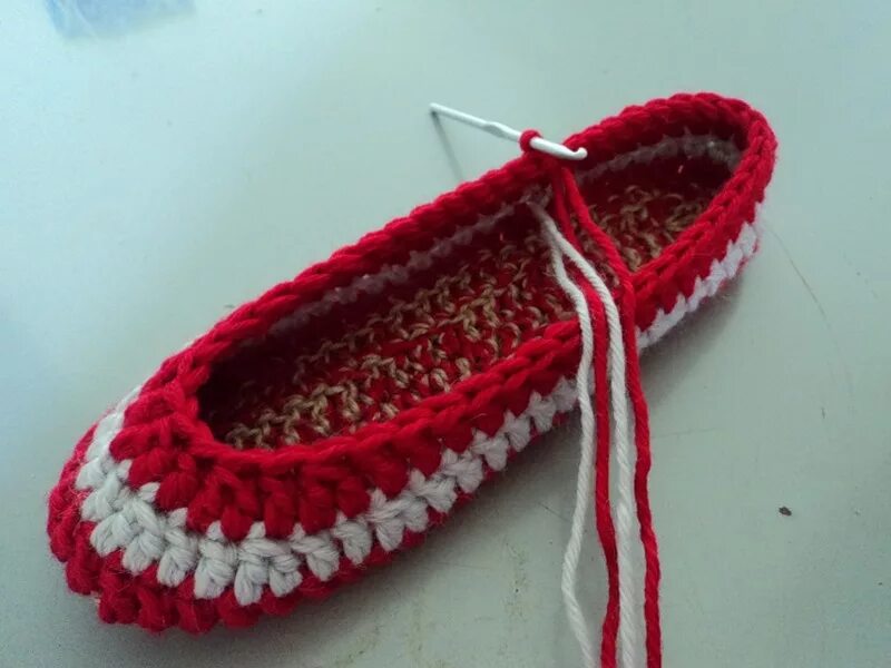 Тапочки мокасины крючком Slippers-Moccasins Crocheted.. Вязаные тапочки крючком. Тапочки крючком мастер класс. Вязаные тапки крючком. Вязать тапочки на подошве