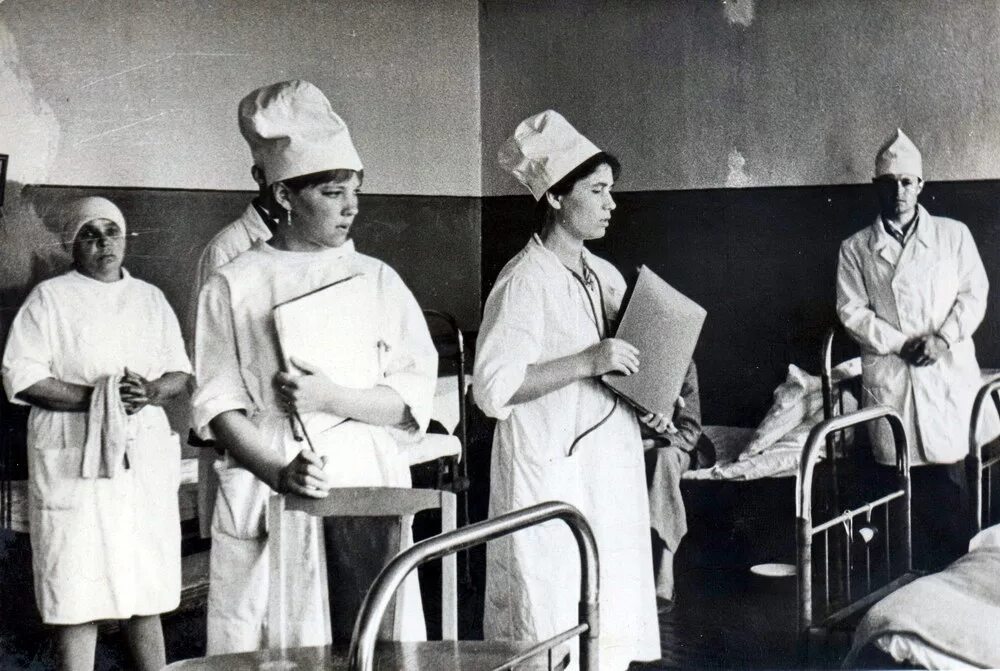 Люди в белых халатах. Советский врач. Студенты медики СССР.