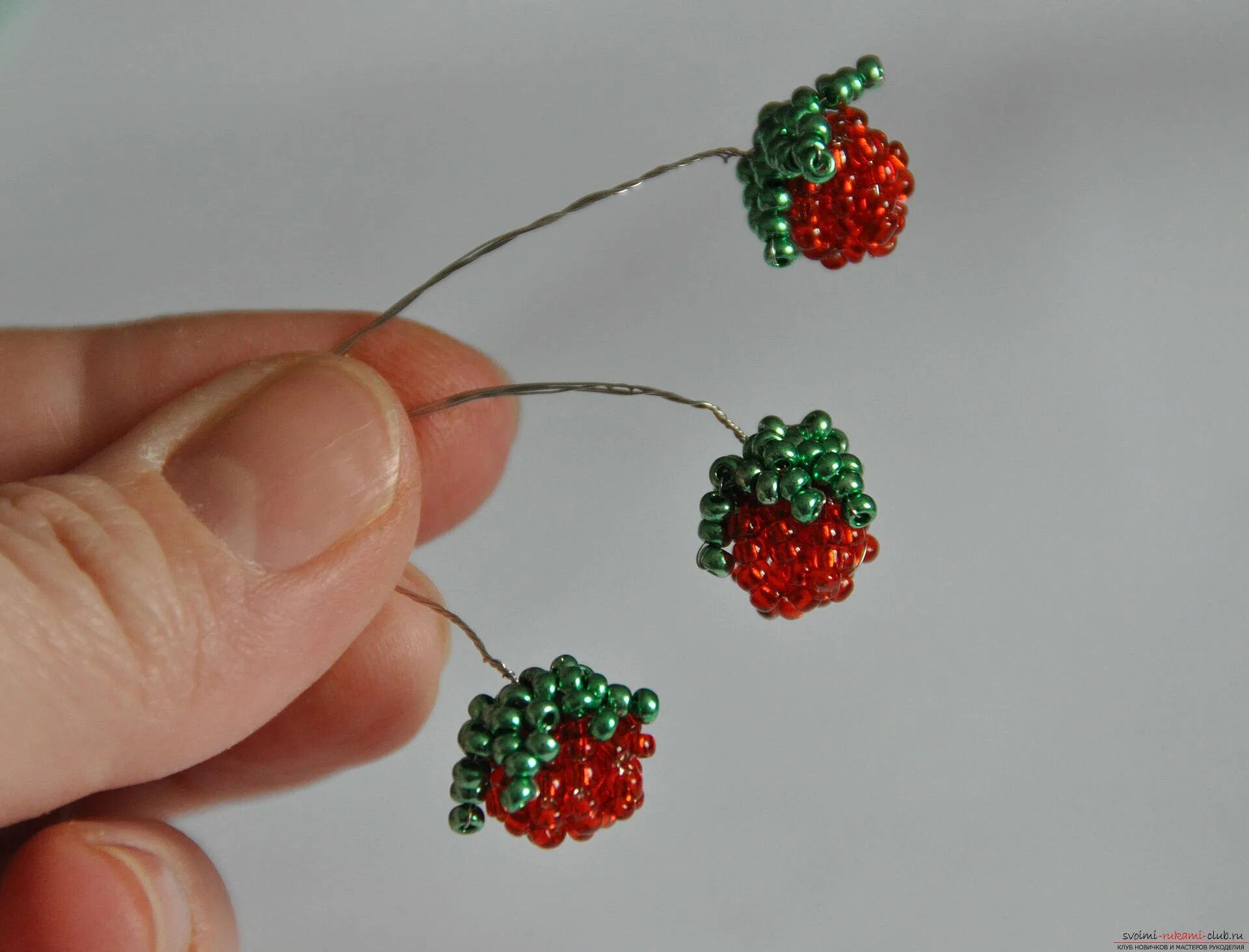 маленькие фигурки из бисера. что можно сделать из маленького бисера. бисероплетение для начинающих божья коровка. фигурки из бисера. фигурки из бисера.