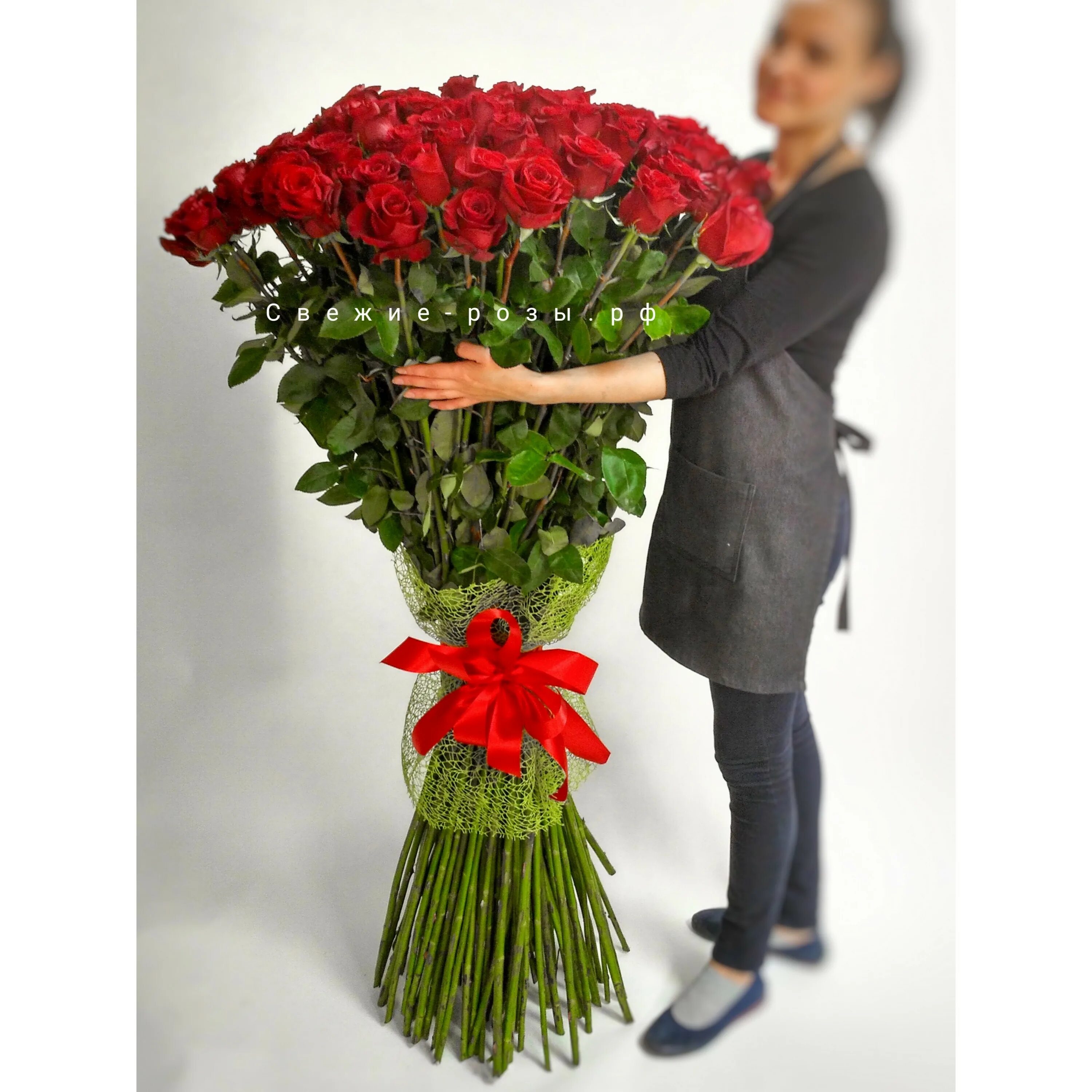 Сколько можно купить роз. Метровые розы букет. Высокие розы. Букет из длинных роз. Высокий букет.