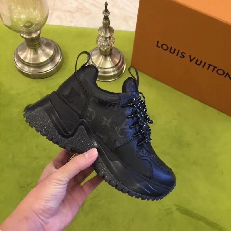 Луи виттон кроссовки купить. Кроссовки Луи Виттон коллекция 2022. Луи Виттон кроссовки женские. Обувь Луи Виттон кроссовки. Кроссовки Run away Louis Vuitton женские.