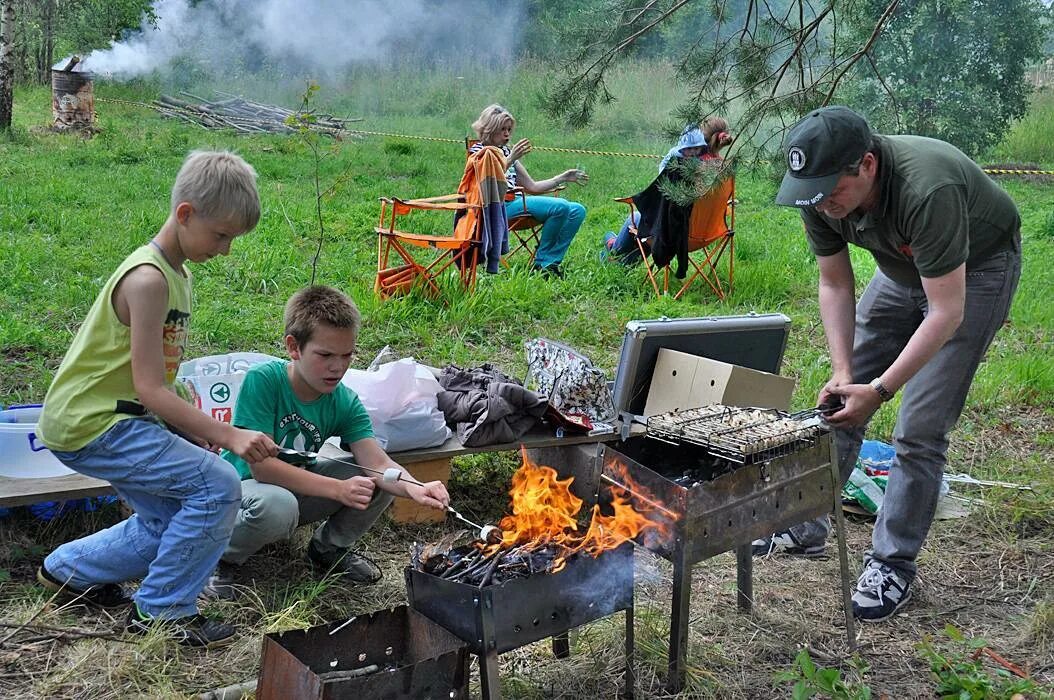 Пикник барнаул. Шашлыки на природе. Шашлыки на даче. Люди на шашлыках. Шашлыки с семьей на природе.