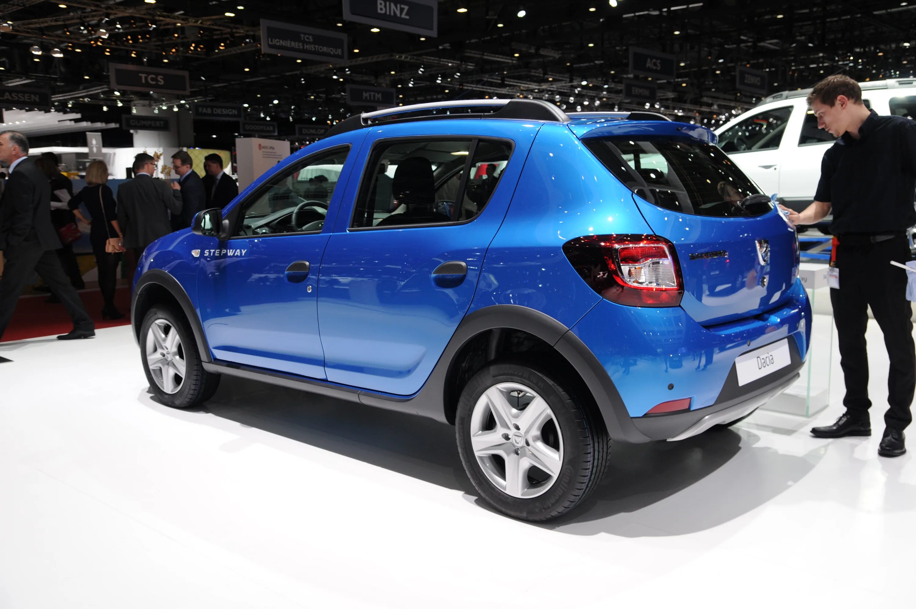 Renault sandero stepway 2 поколения. Рено Сандеро 2 поколения. Renault Sandero Stepway 2 поколение. Рено Сандеро степвей 3 поколение. Рено Сандеро степвей 2 2014.