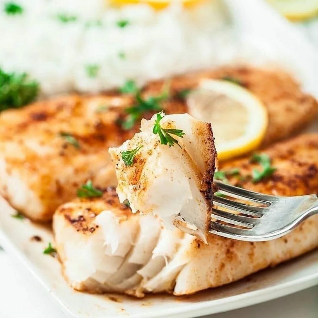 Филе белой рыбы. Треска для ребенка рецепты. Треска рыба филе. Вкусная жареная треска рецепт. Рыба филе минтая.