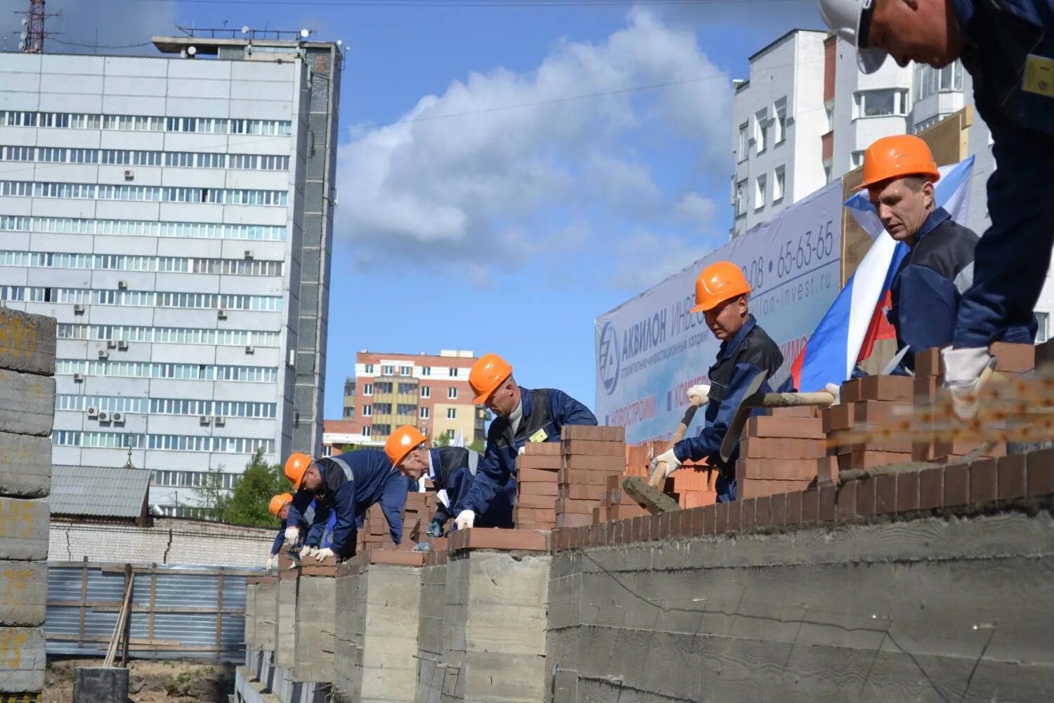 Плотник строитель. Работа строителем плотник. Плотник на стройке. Столяр строитель. Столяр строительный.