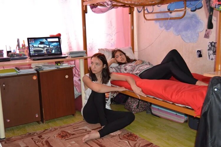 студенческое общежитие девушки. комната в студенческой общаге. общежитие. студенты в общежитии. девочки в общаге.