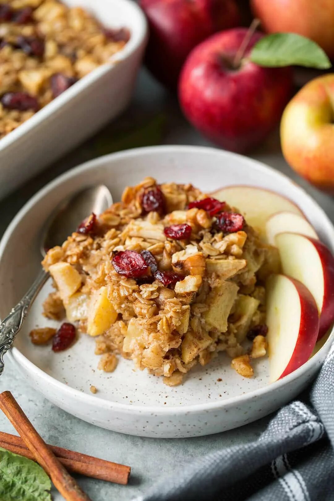 Печеная каша. Oatmeal Apple Cinnamon. Овсянка с яблоком и корицей. Овсянка с яблоком на завтрак. Овсянка с яблоками и орехами.