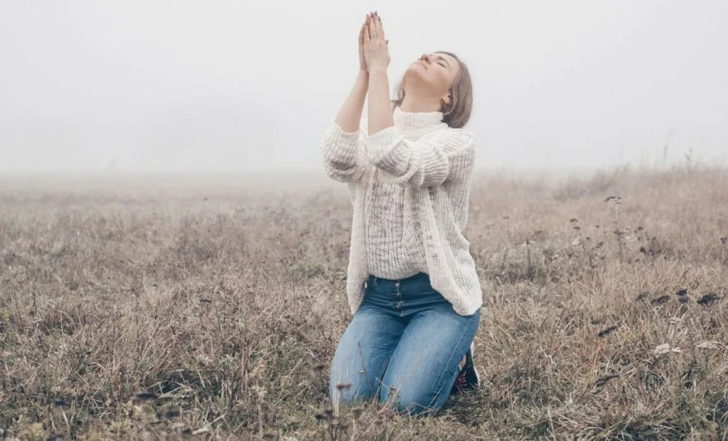 поднимаю руки стою на коленях. человек с вытянутыми руками. рука вытянутая вверх. мужчина на коленях. поднимаю руки стою на коленях.