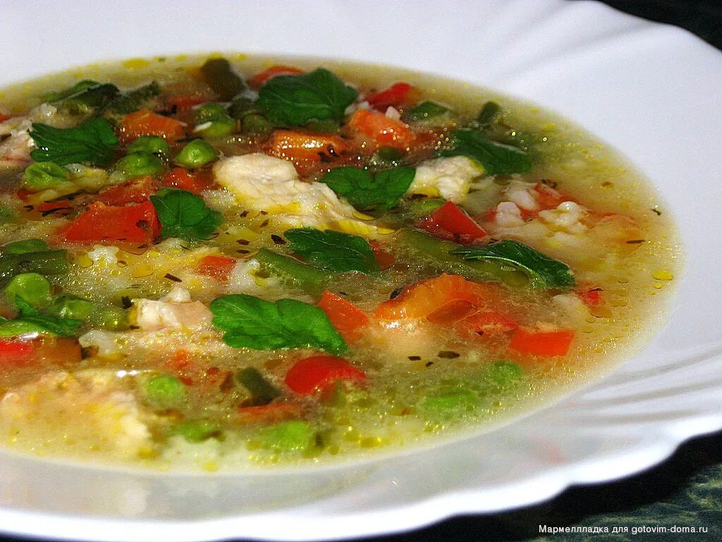Суп со стручковой фасолью и курицей. Суп вермишелевый с зеленым горошком. куриный суп с овощами. куриный суп с фасолью. суп рисовый с овощами.