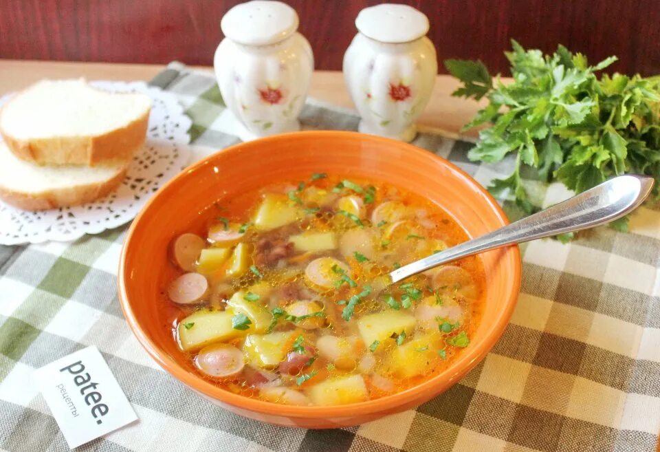 Как сварить фасолевый суп с мясом. Суп с белой фасолью. суп с белой фасолью консервированной. суп из кенийской фасоли. сырный суп с белой и красной фасолью.