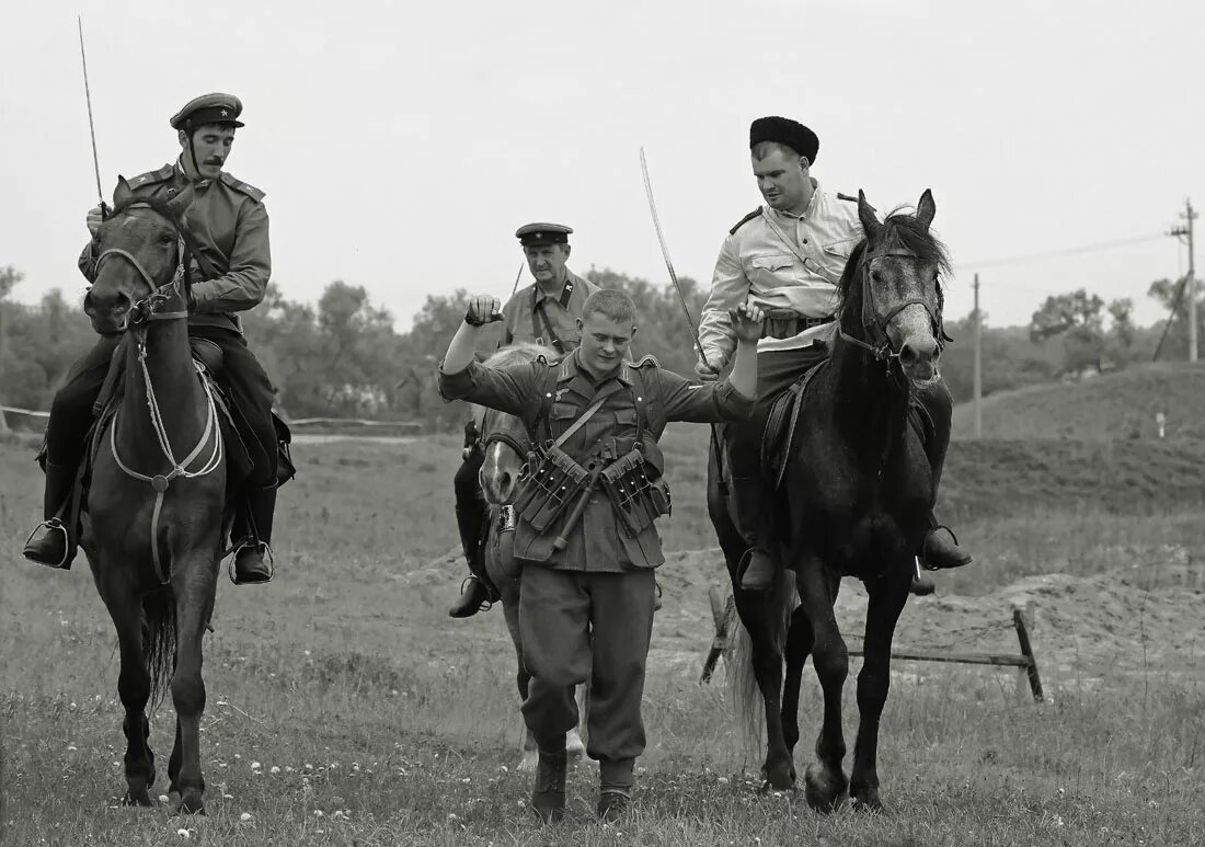 Казак рубит. Конвой ЕИВ на лошадях. Конные Партизаны. Казаки в дозоре.