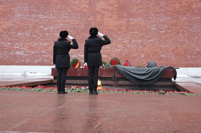 Почему мемориал могила неизвестного солдата имеет важнейшее. Мемориал неизвестного солдата у кремлевской стены в Москве. Захоронение праха неизвестного солдата 1966. Могила неизвестный солдат Москва. Могила неизв солдата у кремлевской стены в Москве.