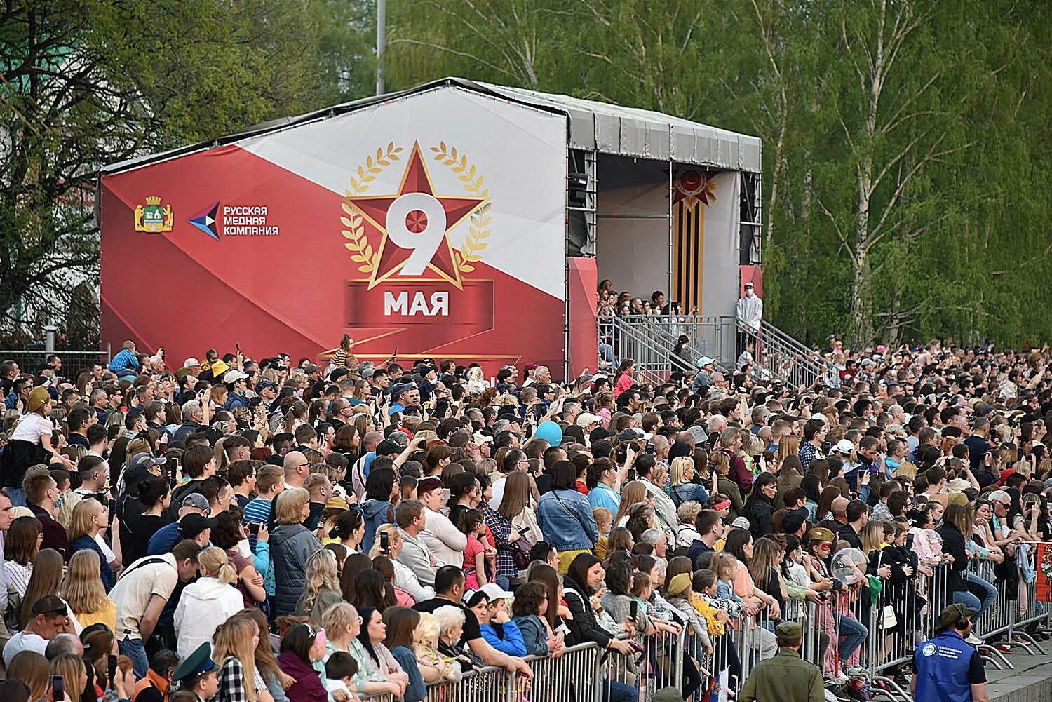 19 мая екатеринбург. Концерт на площади день Победы. Праздник 9 мая в ЕКБ. Концерт 9 мая. Екатеринбург исторический сквер концерт 9 мая.