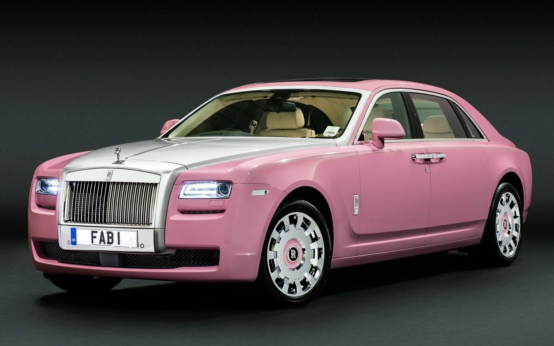 1 rolls royce. Машина Роллс Ройс. Rolls Royce Ghost. Розовый Роллс Ройс. Rolls Royce Ghost лимузин.