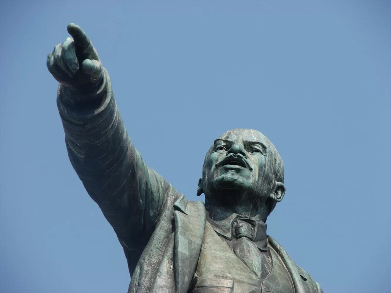 Памятники с поднятой рукой. Ленин памятник с вытянутой рукой. Памятник ленину с рукой. Воин с гранатой памятник. Памятник ю а гагарину оренбург.