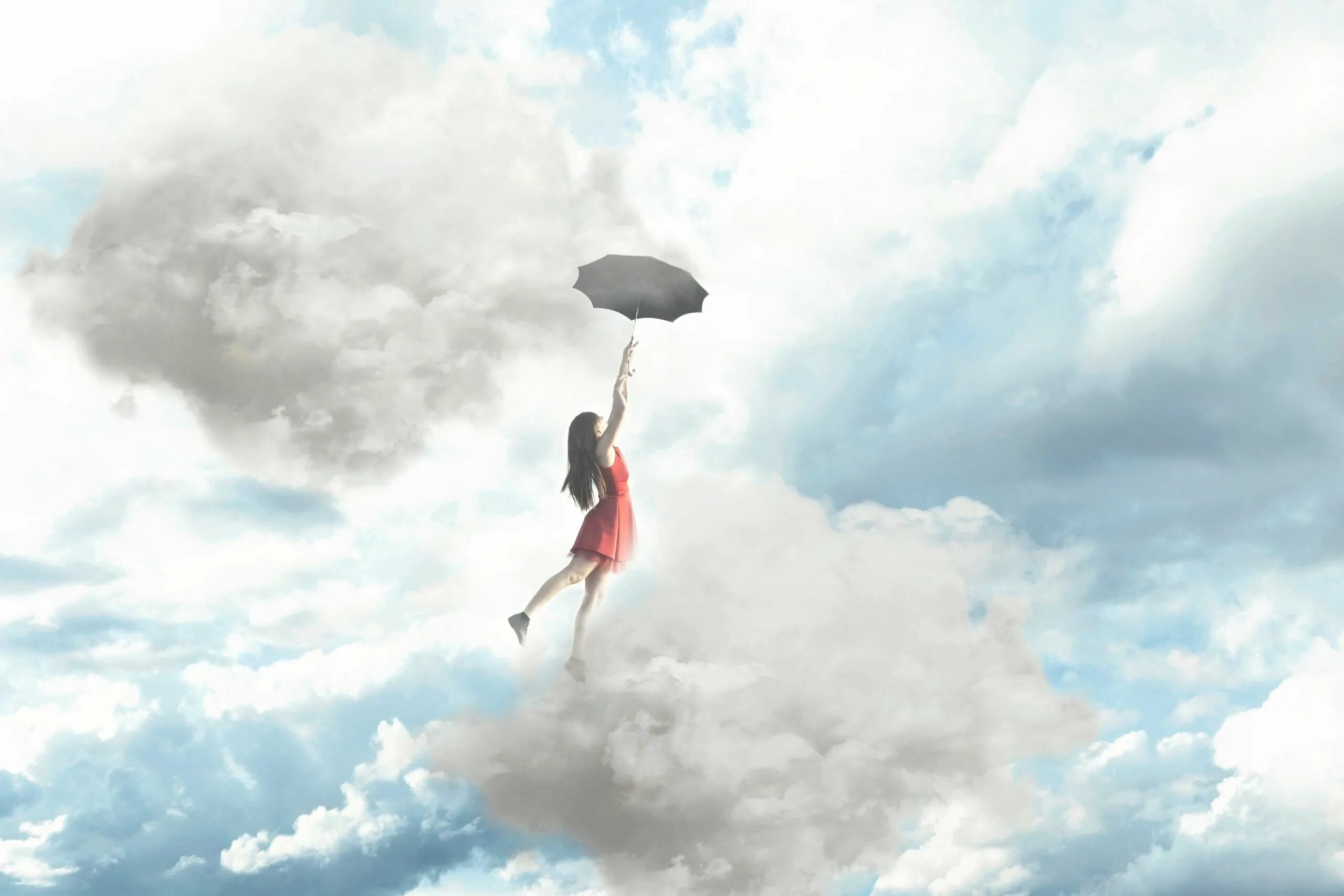 Девочка летит на зонтике. Летающая женщина. Девушка летит на зонтике. Девочка улетает на зонтике. В воздухе висит пыль