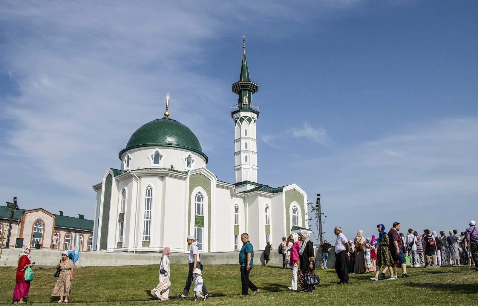 Минниханов в исторической мечети. Минниханов в исторической мечети. Мечеть мадина дема. Мечеть откроется. Демская мечеть мадина.