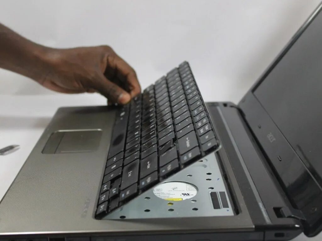 Как сменить клавиатуру на ноутбуке. Acer e732g. Клавиатура для emachines e732g. Починка клавиатуры ноутбука. Клавиатуры ноутбука сломался.
