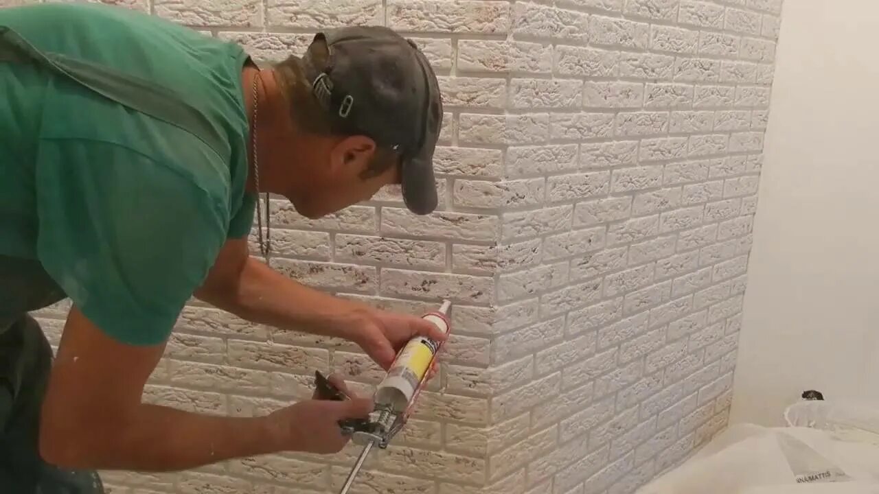 Затирка для гипсовой плитки. Укладка декоративного кирпича. Монтаж декоративного кирпича. Затирка швов декоративного камня. Затирка швов декоративного кирпича.