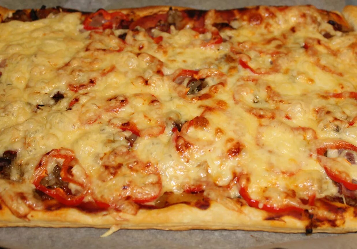 Пицца на слоеном тесте. Домашняя пицца с грибами. Домашняя пицца с беконом. Слоеная пицца с грибами. Пицца из слоеного теста в домашних условиях
