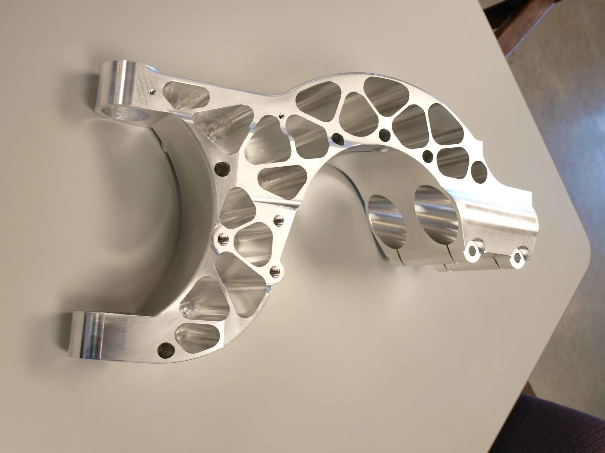 Бионический кронштейн. Облегчение конструкции. Выкружка в машиностроении. Облегчение детали. Облегчение деталей.