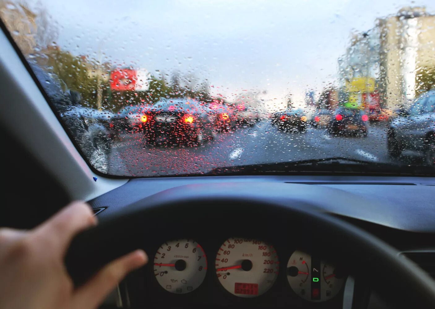 Хорошо в машине в дождь. Вид из лобового стекла. Лобовое окно машины. Лобовое стекло машины изнутри. Вид из лобового стекла машины.