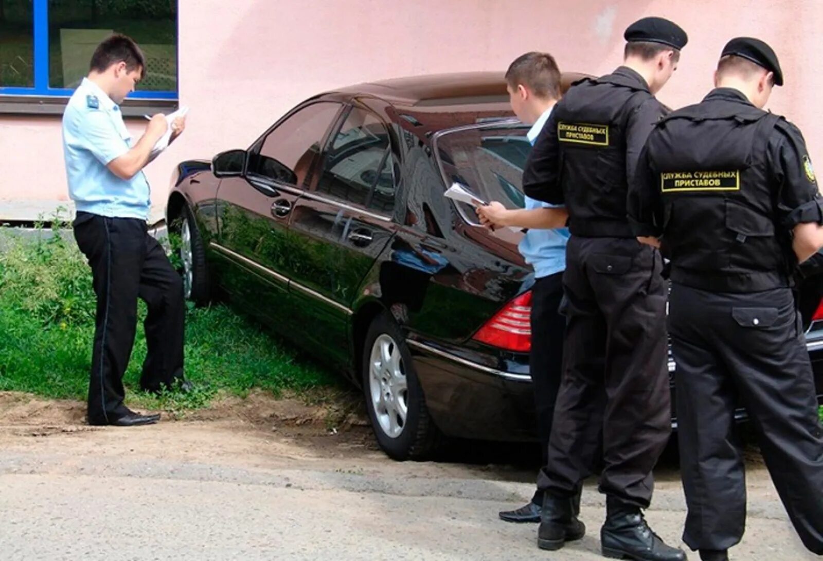 Взыскать аресты. Арест автомобиля. Конфискация авто. Судебные приставы автомобиль. Приставы арест автомобиля.