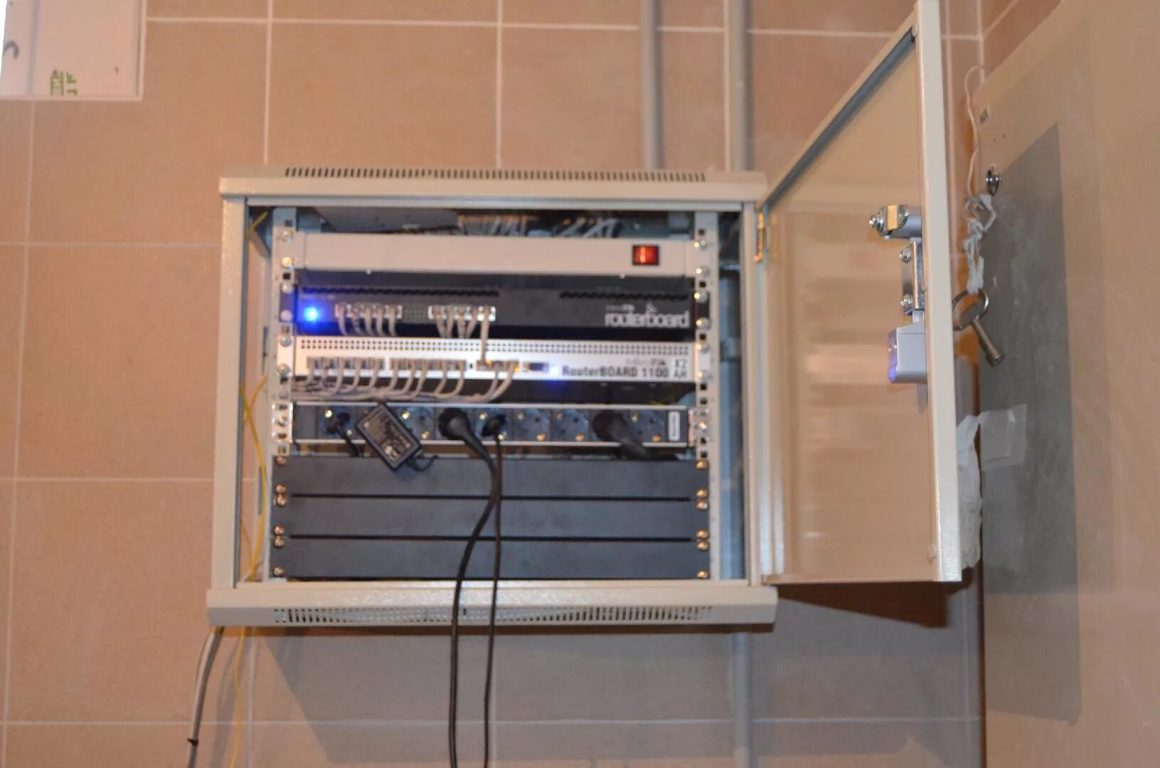 Слаботочный щит abb uk662cw. Интернет щиток. Интернет щиток. Слаботочный щит 150х110х70. Интернет щиток.