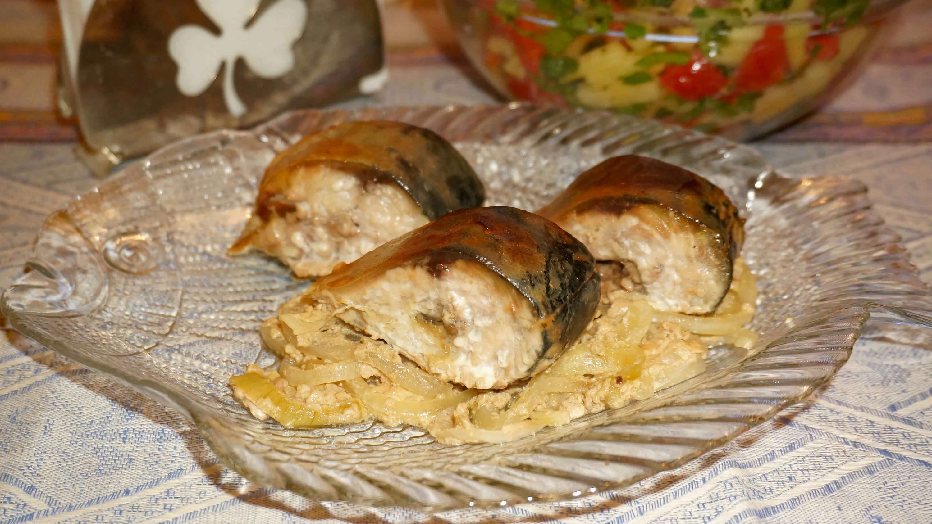 Скумбрия в луковых. Блюда из скумбрии. скумбрия запеченная на луковой подушке. скумбрия на луковой подушке. скумбрия на луковой подушке запеченная в духовке.