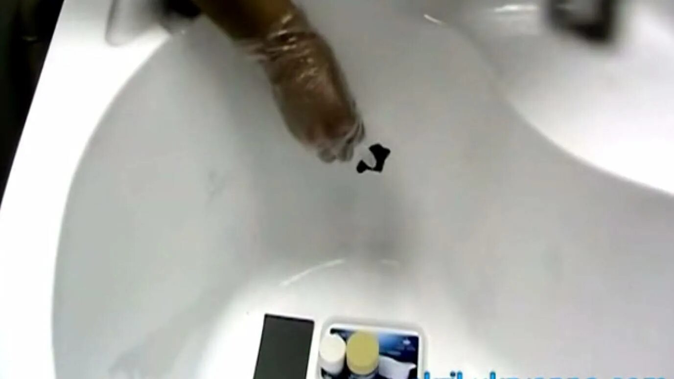 Шлифовка ванны. Откололась эмаль на акриловой ванне. Трещина на акриловой ванне. Шлифовка чугунной ванны. Акриловая вставка демонтаж.