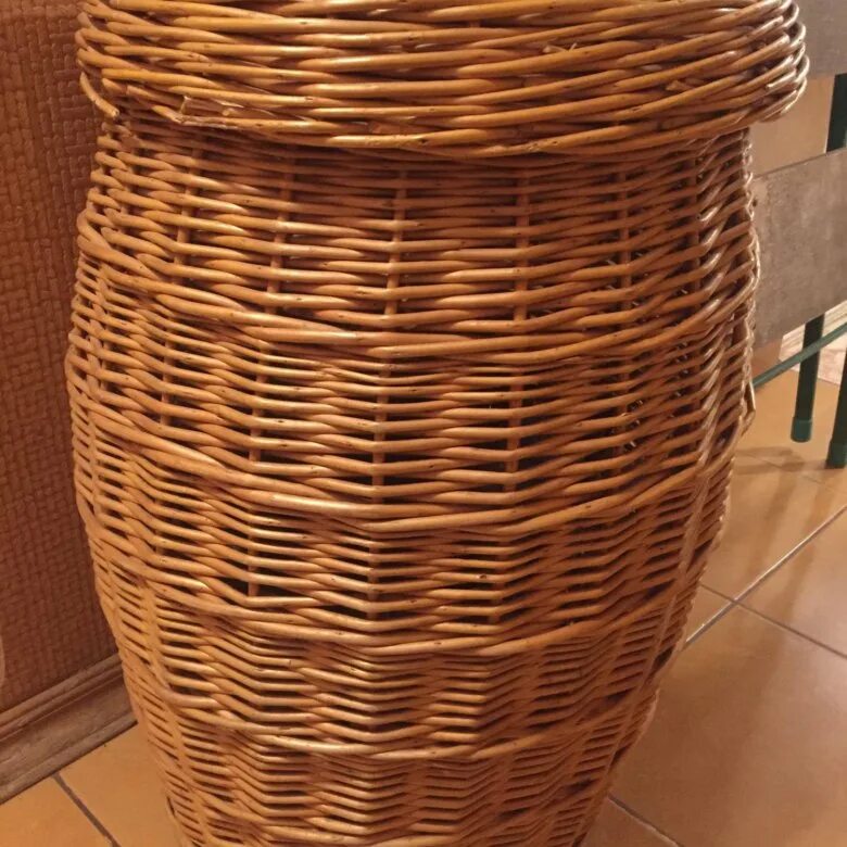 Бочонок из ротанга. Плетеная бочка. Кашпо плетеное из искусственного ротанга 12л белое 1900. Бочонок из лозы. Плетеная бочка.
