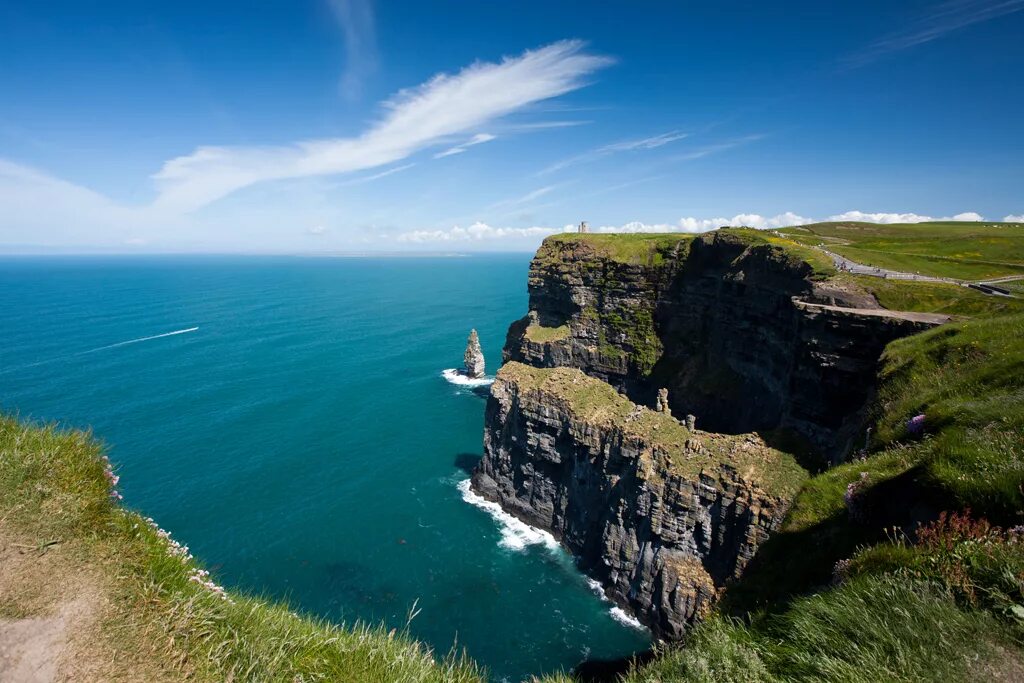 Клиф какого. Cliffs of Moher Ирландия. Ирландия клифы мохер. Утёсы мо́хер, Ирландия. Ирландия утесы мохер башня.