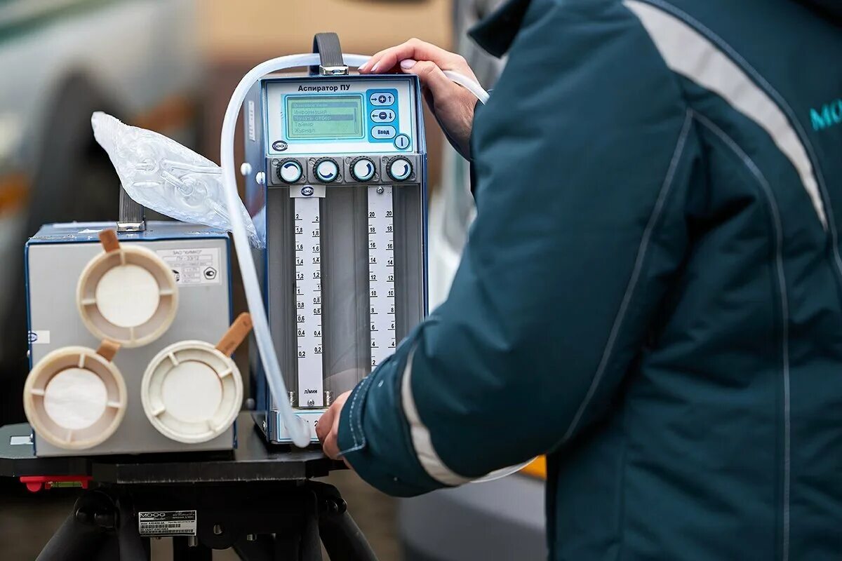 Монтаж и техническое обслуживание станков. Труба для прокладки проводов. Водоподготовка завод. Монтаж промышленного оборудования. Монтаж системы водоочистки.