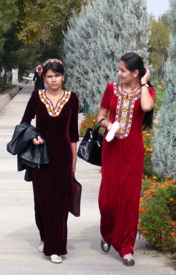 Курта чакан Узбекистан. Таджикские платья современные. Таджикская одежда для женщин. Таджикские платья повседневные.