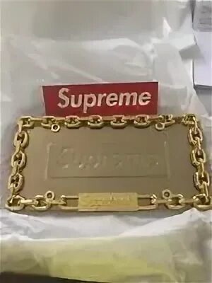 Supreme золотой. Supreme Chin License Plate frame Gold. Supreme золотой с черным.