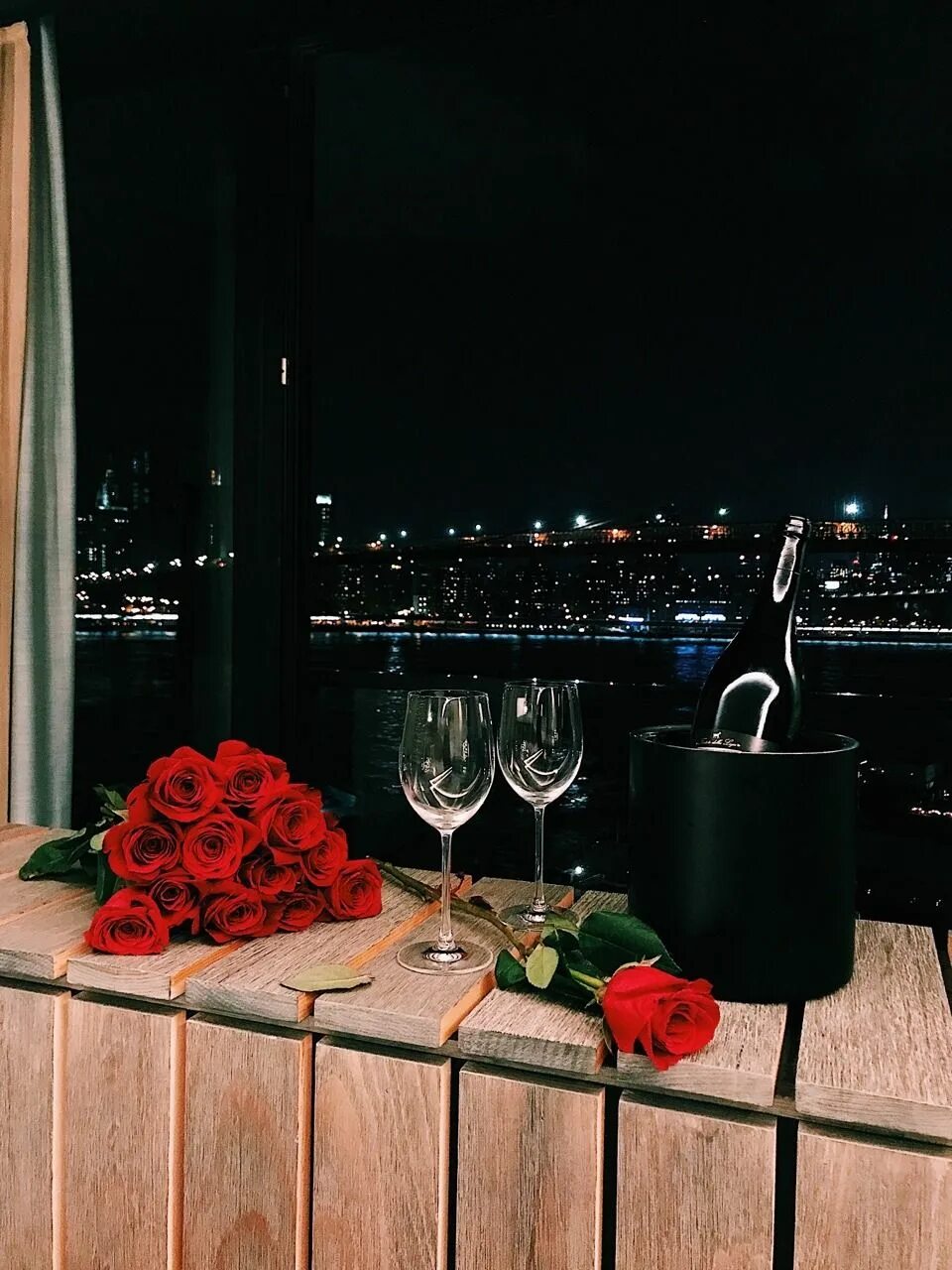 Цвет романтики. Романтический вечер. Романтический ужин. Красивый вечер для двоих. Романтический ужин на балконе.