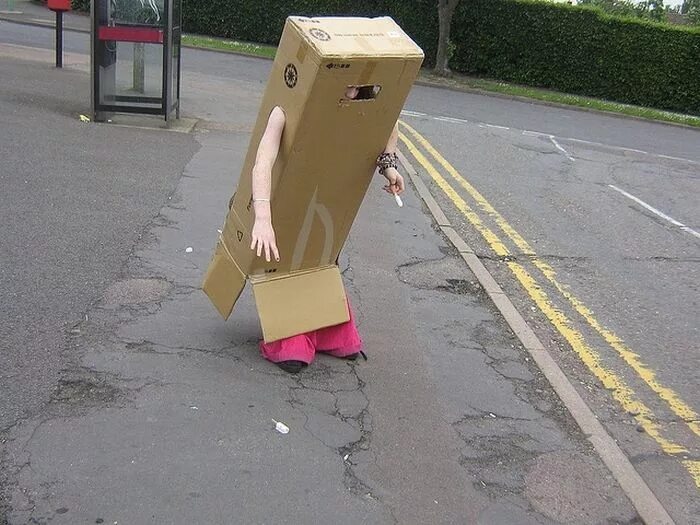 Амазон бокс. Человек в картонном ящике. Человек в коробке. Мемы с коробкой. Человек в коробке amazon.