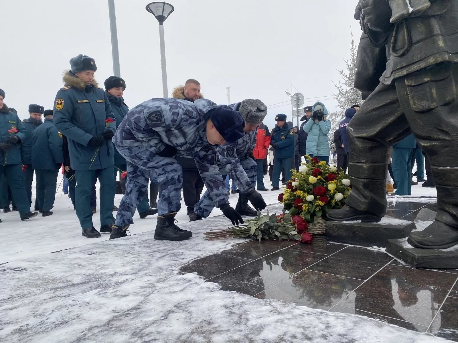 Монумент славы новый Уренгой. Памятник пожарному Уренгой. Памятник пожарным Лабытнанги. Муравленко памятник пожарным.