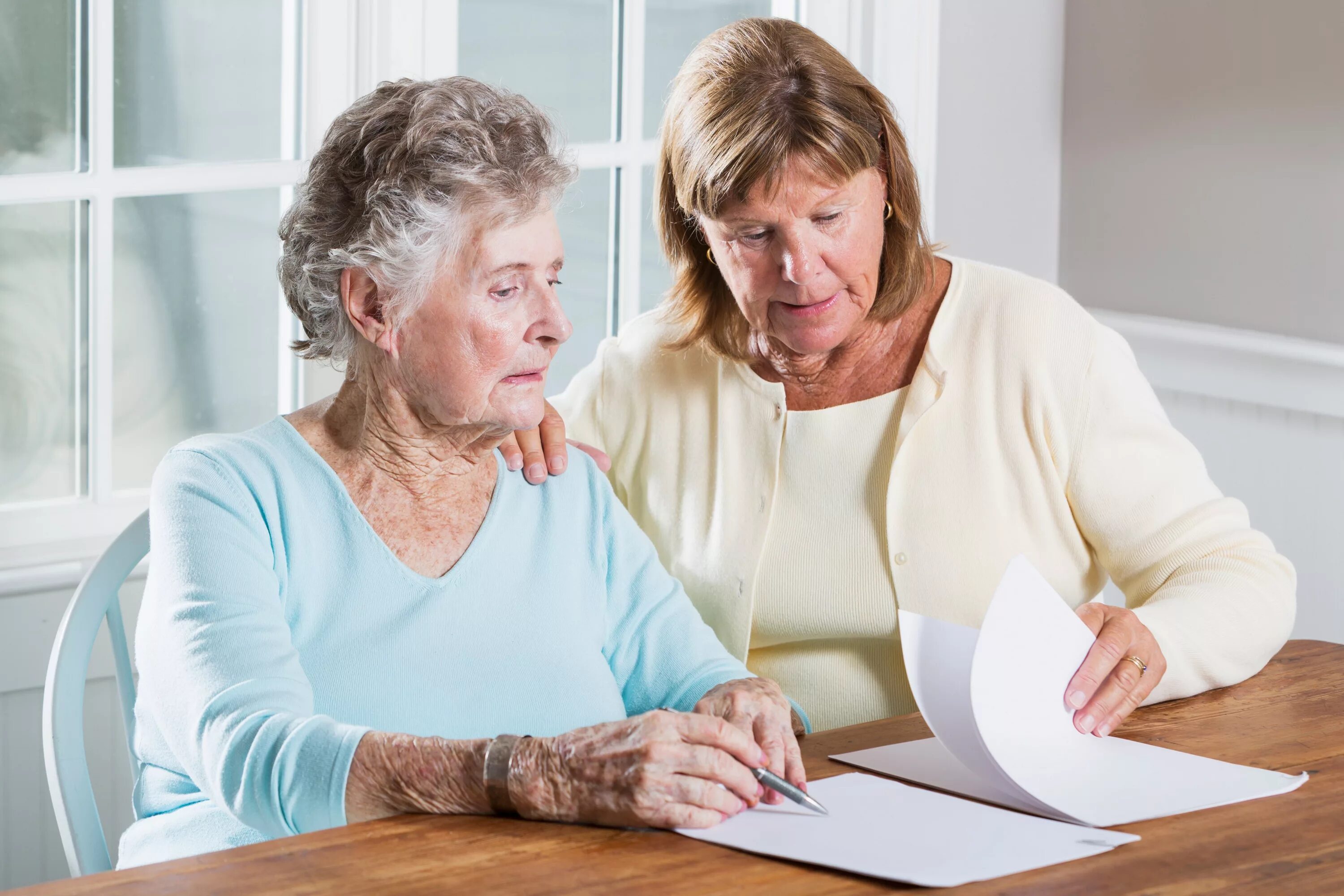 оформить уход за бабушкой внуку. забота о пожилых людях. бабушка и внучка. оформить уход за бабушкой внуку. бабушка с внуком на прогулке.