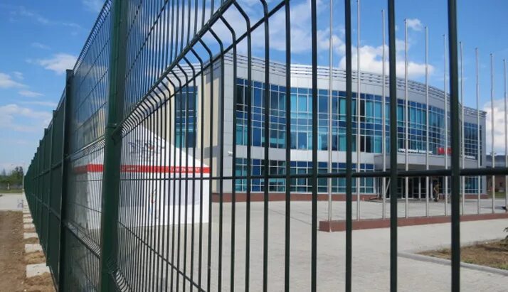 ограждения здания. промышленный забор. быстровозводимый забор. заборы и ограждения. современные металлические ограждения.