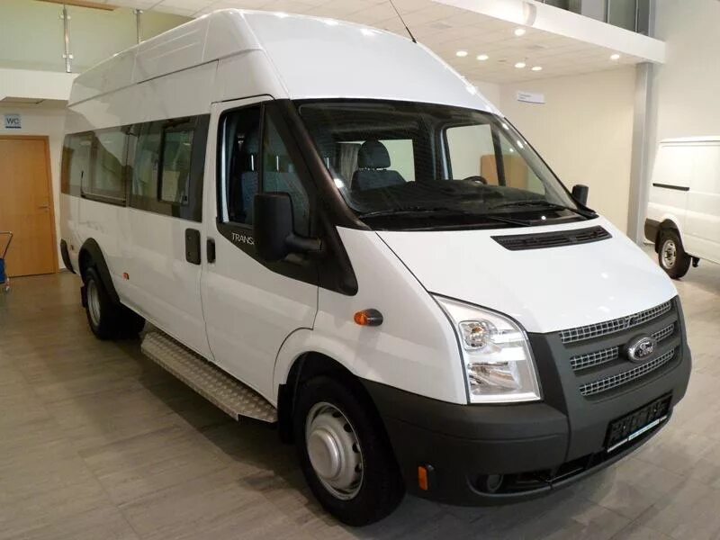 Бел транзит. Ford Transit пассажирский. Форд Транзит минибус. Ford Transit 2013 пассажирский. Белый Ford Transit микроавтобус.