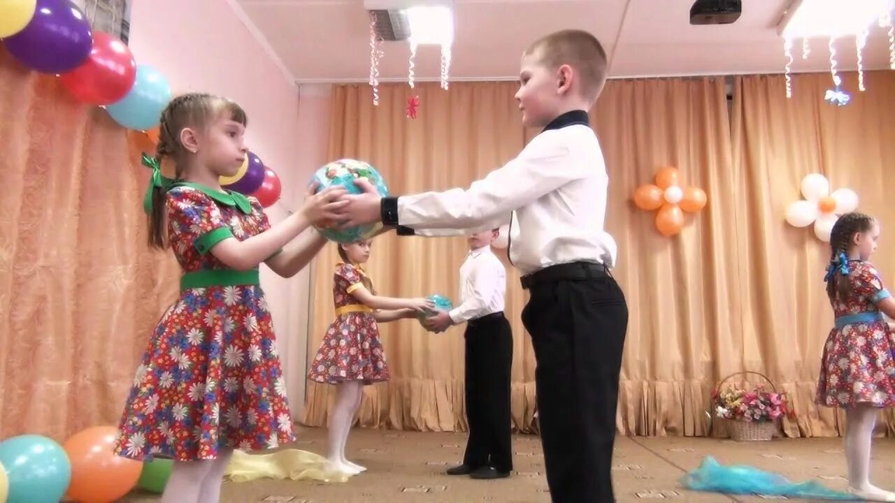 Танец ку-ку в детском саду. Танец с шарами на выпускной в детском саду. Танец с гелевыми шарами на выпускной в детском саду. Танец шарами в детском саду. Танец с шарами на выпускной в детском саду.